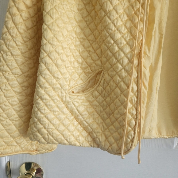 Vintage 1940s-50s Barbizon Quilted Dainty Puff Bed Jacket With Ties - Picture 3 of 12